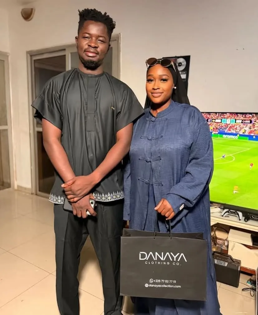 Un couple en ensembles Danaya, sac de la maison à la main