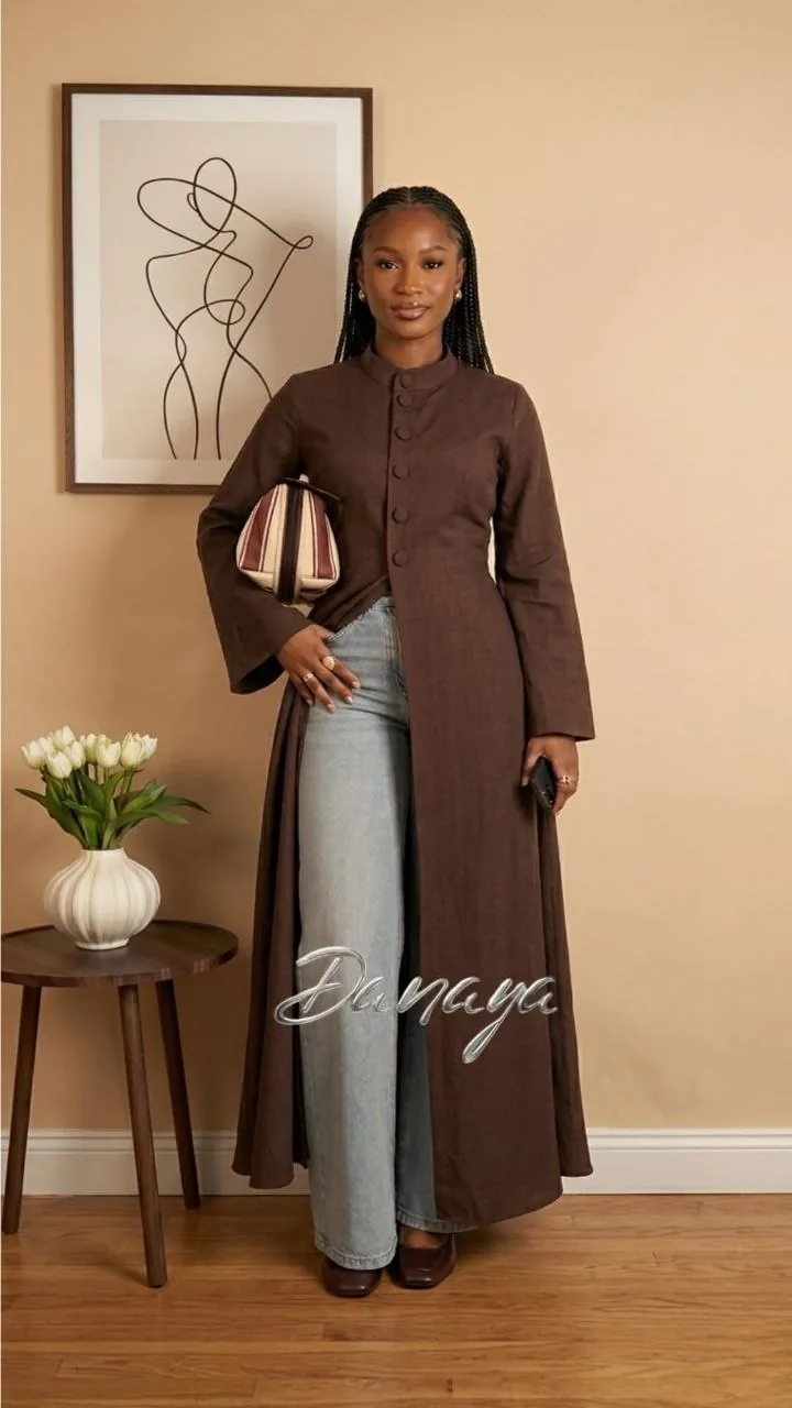 Manteau long brun Danaya porté sur un ensemble denim