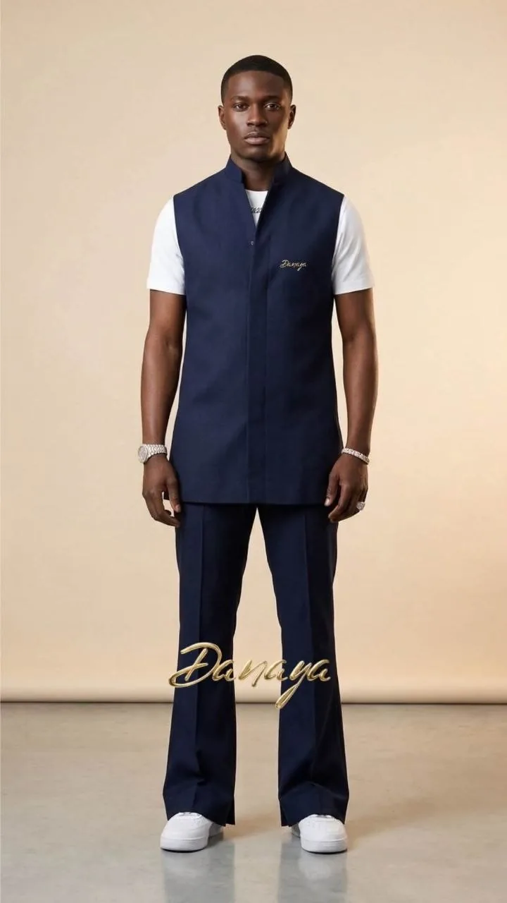 Veste sans manches marine portée sur chemise blanche