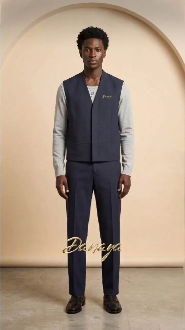Ensemble veste sans manches marine et pantalon droit